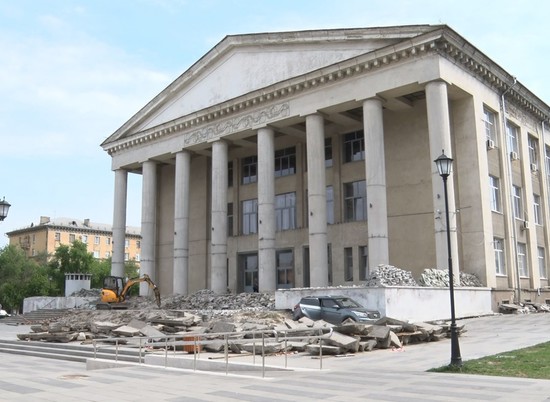 На севере Волгограда восстанавливают главный фасад Дворца культуры